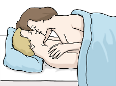 Frau und Mann küssen sich unter der Decke